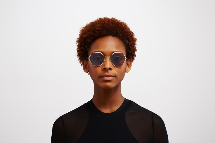 MYKITA alessia Jahrzehnte Sonnenbrille Rahmen: Champagnergold/Aurore | Gläser: dunkelvioletter Blitz J6D22105