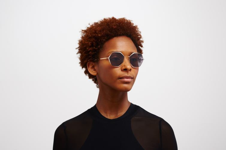 MYKITA alessia Jahrzehnte Sonnenbrille Rahmen: Champagnergold/Aurore | Gläser: dunkelvioletter Blitz J6D22105