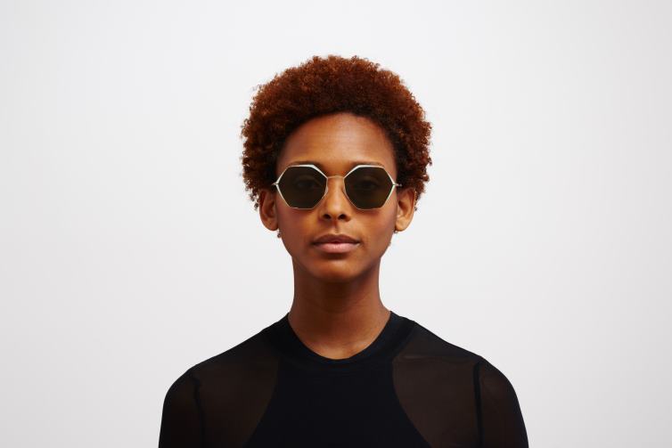 MYKITA alessia Jahrzehnte Sonnenbrille Rahmen: Champagnergold/Grün/Moos|Gläser: Raw Green Solid J6D22107