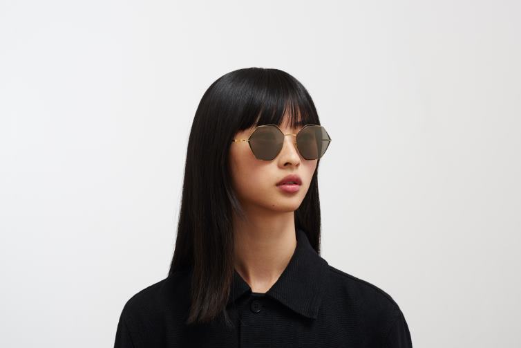 MYKITA alessia Jahrzehnte Sonnenbrille Rahmen: Gold/Tiefschwarz|Gläser: Brillantgrau massiv J6D22104