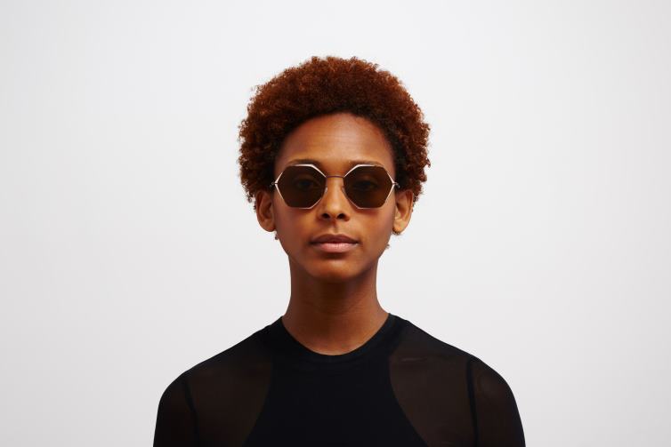 MYKITA alessia Jahrzehnte Sonnenbrille Rahmen: Lila Bronze/Sand/Ton|Gläser: Braun massiv J6D22106