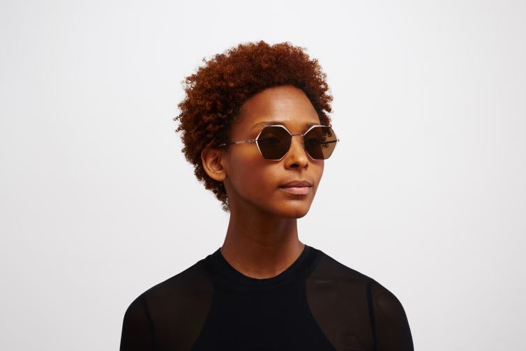 MYKITA alessia Jahrzehnte Sonnenbrille Rahmen: Lila Bronze/Sand/Ton|Gläser: Braun massiv J6D22106