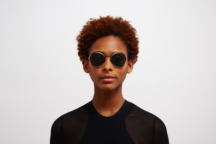 MYKITA alessia Jahrzehnte Sonnenbrille Rahmen: Schwarz/Sand|Gläser: dunkelgrau einfarbig J6D22103