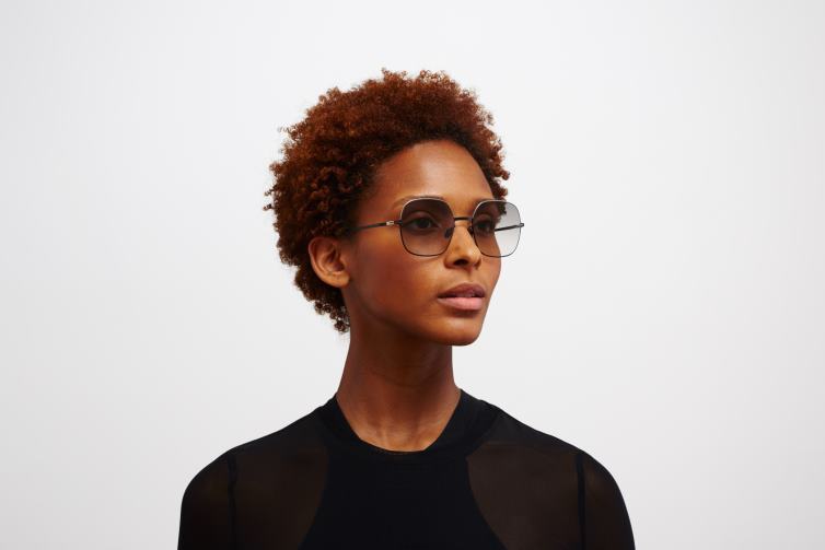 MYKITA magda Jahrzehnte Sonnenbrille Rahmen: Silber/Schwarz|Gläser: Original-Grauverlauf J6D22108