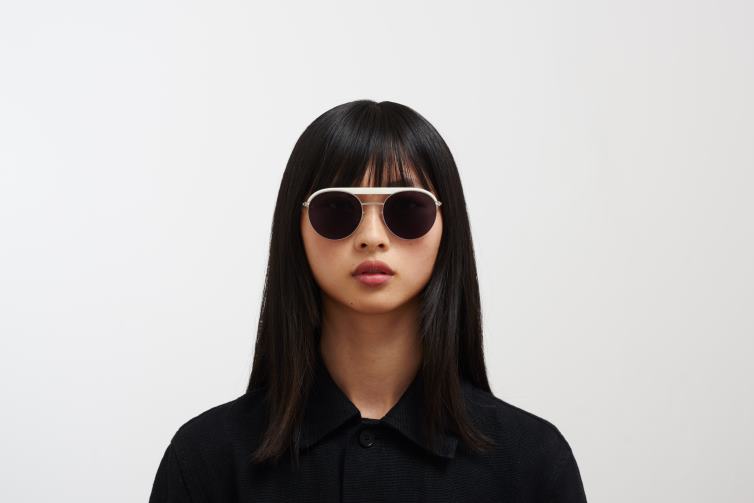 MYKITA ml01 Leica-Sonnenbrille Rahmen: MH52 Signalweiß/glänzendes Silber | Linse: Leica Black Solid J6D2261