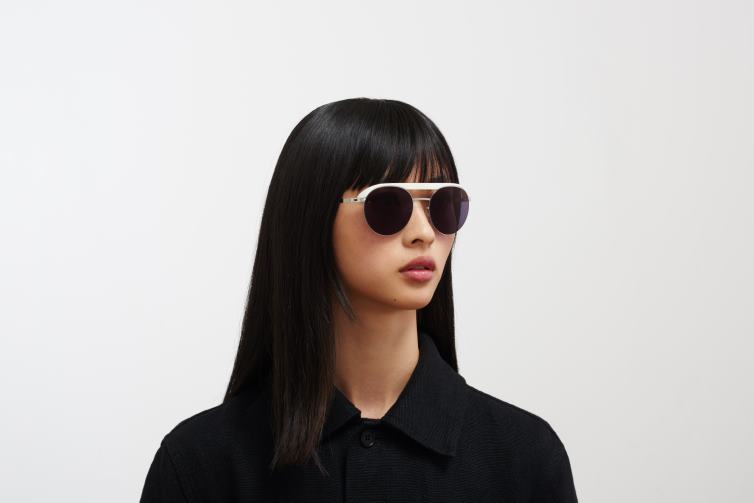 MYKITA ml01 Leica-Sonnenbrille Rahmen: MH52 Signalweiß/glänzendes Silber | Linse: Leica Black Solid J6D2261