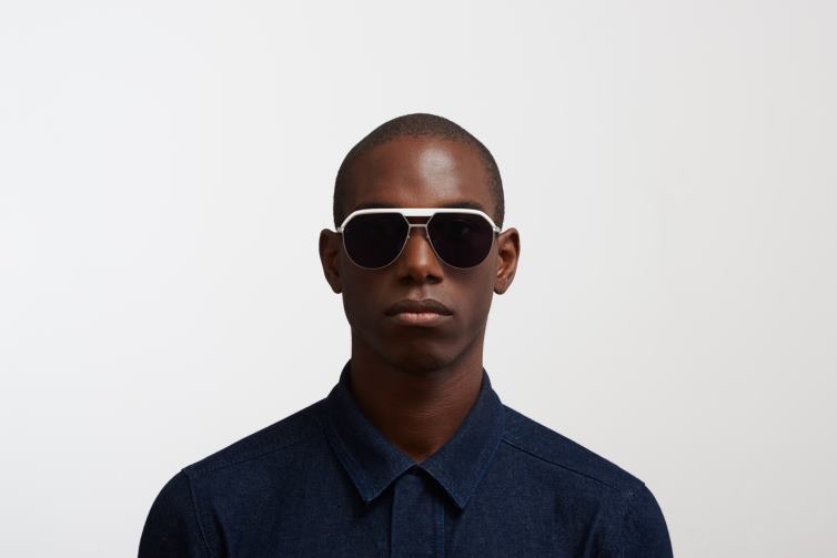 MYKITA ml02 Leica-Sonnenbrille Rahmen: MH52 Signalweiß/glänzendes Silber | Linse: Leica Black Solid J6D2265