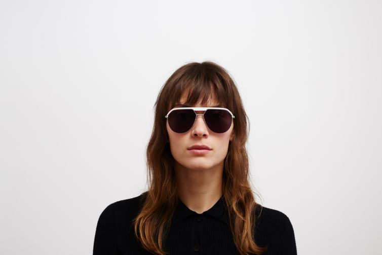 MYKITA ml02 Leica-Sonnenbrille Rahmen: MH52 Signalweiß/glänzendes Silber | Linse: Leica Black Solid J6D2265