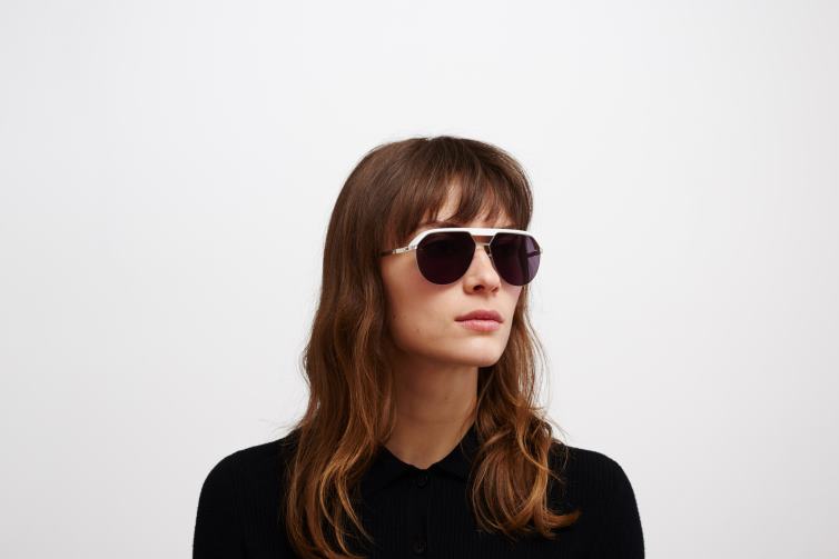 MYKITA ml02 Leica-Sonnenbrille Rahmen: MH52 Signalweiß/glänzendes Silber | Linse: Leica Black Solid J6D2265