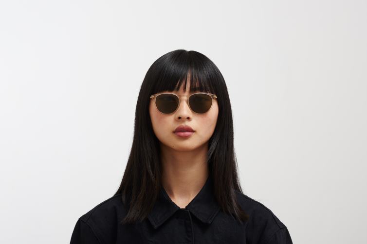 MYKITA Nukka Lite-Sonnenbrille Rahmen: C1 Champagner/glänzendes Gold | Gläser: Raw Brown Solid J6D22212