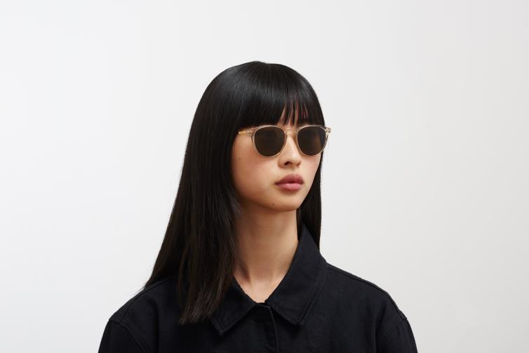 MYKITA Nukka Lite-Sonnenbrille Rahmen: C1 Champagner/glänzendes Gold | Gläser: Raw Brown Solid J6D22212