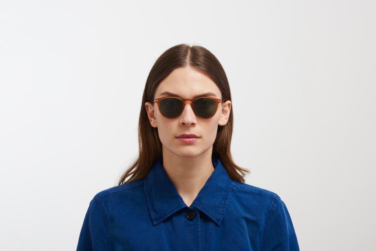 MYKITA Nukka Lite-Sonnenbrille Rahmen: C23 dunkler Bernstein/glänzendes Gold | Gläser: dunkelgrün, einfarbig J6D22211