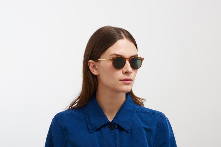 MYKITA Nukka Lite-Sonnenbrille Rahmen: C23 dunkler Bernstein/glänzendes Gold | Gläser: dunkelgrün, einfarbig J6D22211