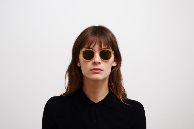 MYKITA Paulson Lite-Sonnenbrille Rahmen: A56 glänzendes Gold/braunes dunkles Braun|Gläser: Raw Green Solid J6D22215