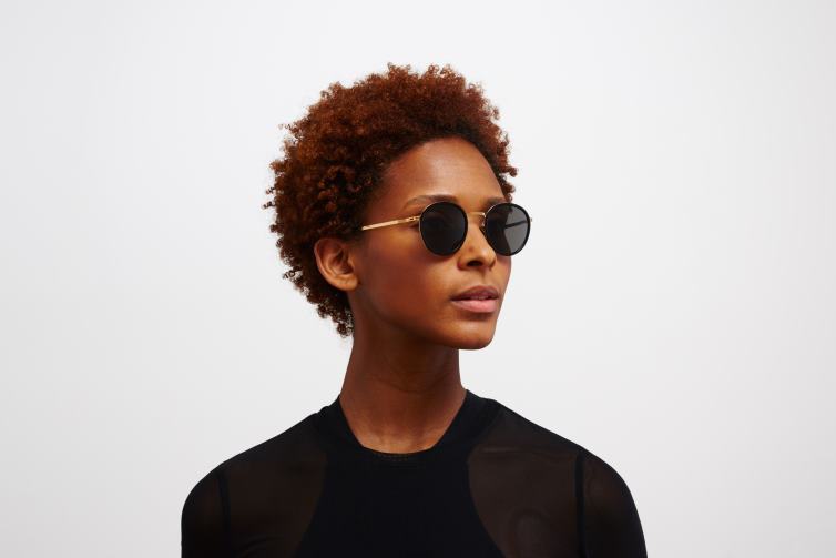 MYKITA Tuwa Lite-Sonnenbrille Rahmen: A15 glänzendes Gold/Schwarz | Gläser: dunkelgrau massiv J6D22222