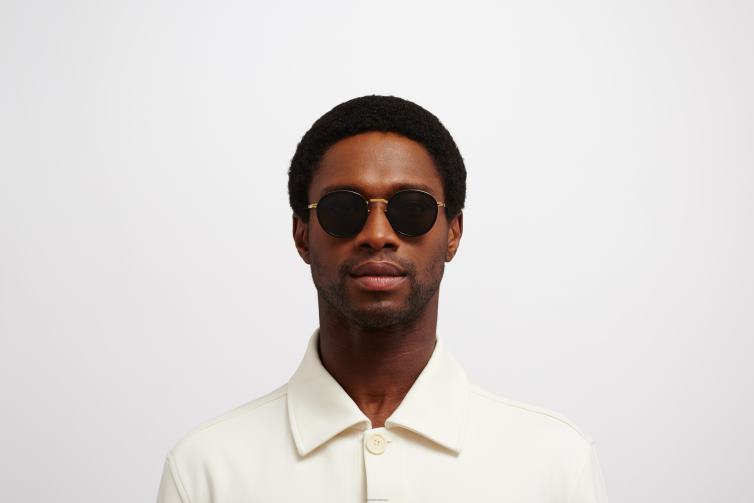 MYKITA Tuwa Lite-Sonnenbrille Rahmen: A15 glänzendes Gold/Schwarz | Gläser: dunkelgrau massiv J6D22222