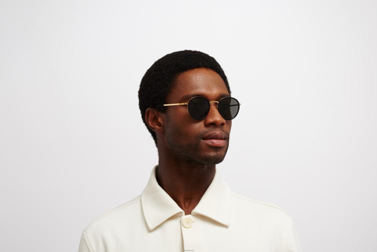 MYKITA Tuwa Lite-Sonnenbrille Rahmen: A15 glänzendes Gold/Schwarz | Gläser: dunkelgrau massiv J6D22222