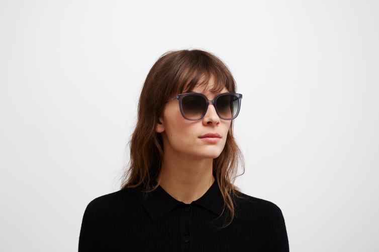 MYKITA Viska Lite-Sonnenbrille Rahmen: C107 Matte Deep Ocean/Blackber|Gläser: Raw Black Gradient J6D22126