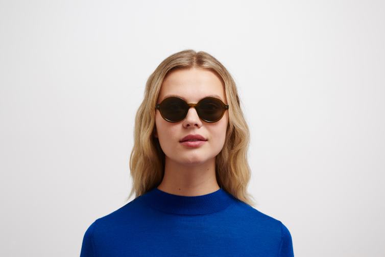 MYKITA esbo Lite-Sonnenbrille Rahmen: C114 Peridot/glänzender Graphit | Linse: Raw Green Solid J6D22179