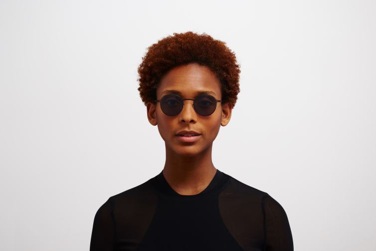 MYKITA nis Lite-Sonnenbrille Rahmen: Schwarz | Gläser: Polarisiert Pro Hi-Con Grau J6D22208
