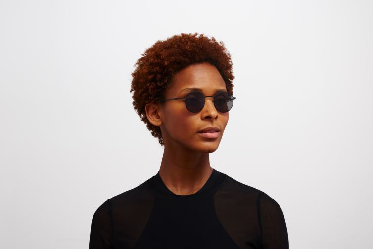 MYKITA nis Lite-Sonnenbrille Rahmen: Schwarz | Gläser: Polarisiert Pro Hi-Con Grau J6D22208