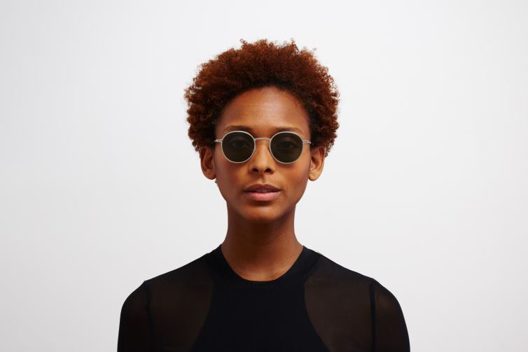 MYKITA nis Lite-Sonnenbrille Rahmen: glänzendes Silber | Gläser: dunkelgrün einfarbig J6D22209
