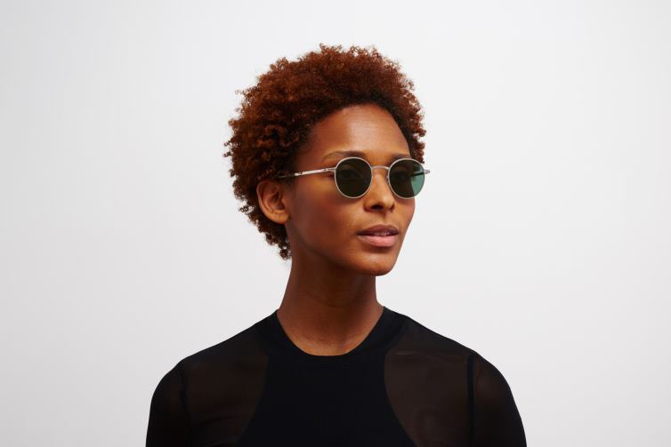 MYKITA nis Lite-Sonnenbrille Rahmen: glänzendes Silber | Gläser: dunkelgrün einfarbig J6D22209