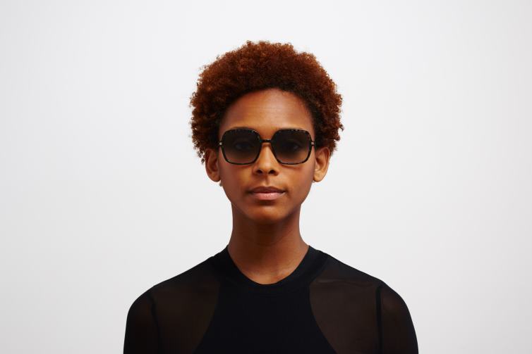 MYKITA saima Lite-Sonnenbrille Rahmen: C22 Champagnergold/Antigua | Gläser: Raw Black Gradient J6D22124