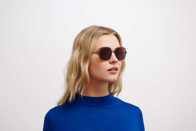 MYKITA saima Lite-Sonnenbrille Rahmen: C93 Mattrauch/Brombeere|Gläser: braun massiv J6D22123