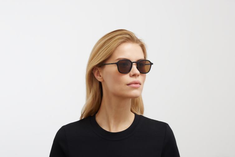 MYKITA Tanne Mylon-Sonnenbrille Rahmen: MH6 Pitch Black/Schwarz | Gläser: Polarized Pro Amber Brown J6D22143