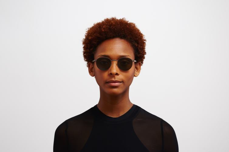 MYKITA Carlo Nr. 1 Sonnenbrille Rahmen: Mocca/dunkler Sand|Gläser: Raw Green Solid J6D22164