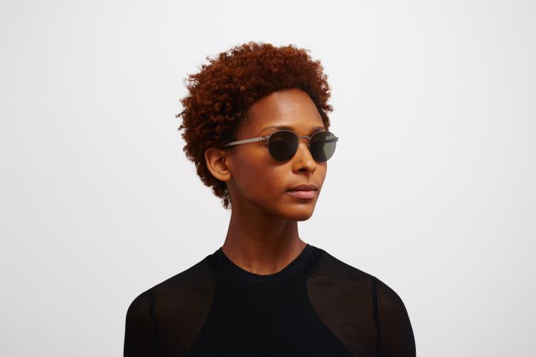 MYKITA Carlo Nr. 1 Sonnenbrille Rahmen: Mocca/dunkler Sand|Gläser: Raw Green Solid J6D22164