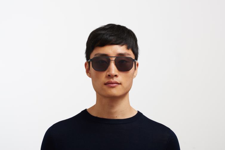 MYKITA Perry Nr. 1 Sonnenbrille Rahmen: Indigo/dunkler Sand|Gläser: polarisiertes Pro-Hi-Con-Grau J6D2296