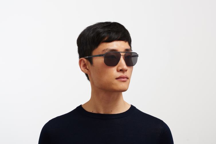 MYKITA Perry Nr. 1 Sonnenbrille Rahmen: Indigo/dunkler Sand|Gläser: polarisiertes Pro-Hi-Con-Grau J6D2296