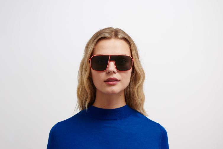 MYKITA studio12.2 Studio-Sonnenbrille Rahmen: Neonrot | Gläser: dunkelgrauer Vollschirm J6D2238