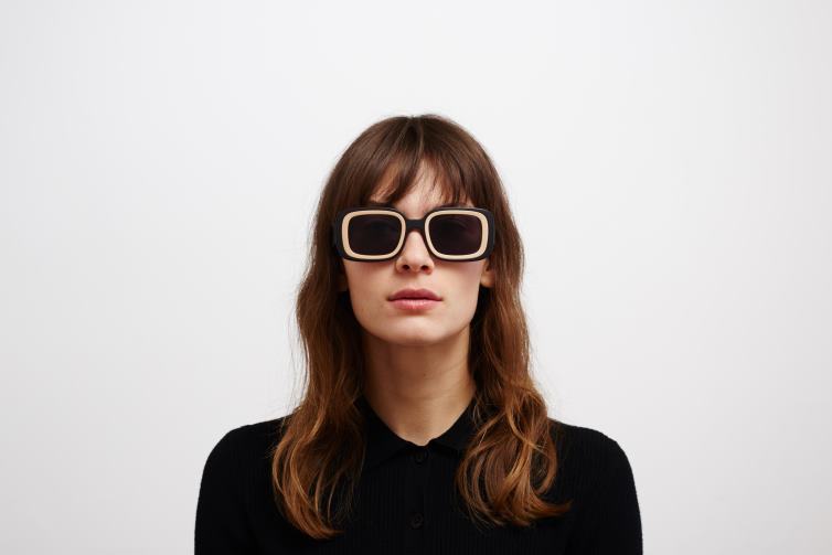 MYKITA studio13.1 Studio-Sonnenbrille Rahmen: MA2 Pitch Black/Sand | Gläser: Cool Grey Solid J6D22132