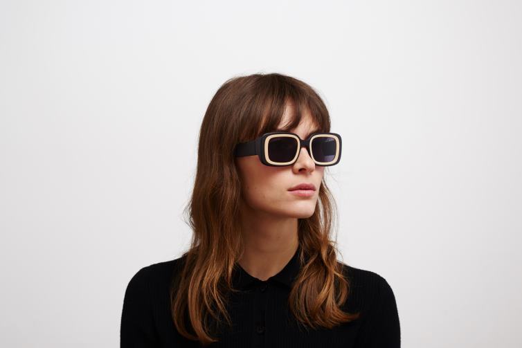 MYKITA studio13.1 Studio-Sonnenbrille Rahmen: MA2 Pitch Black/Sand | Gläser: Cool Grey Solid J6D22132